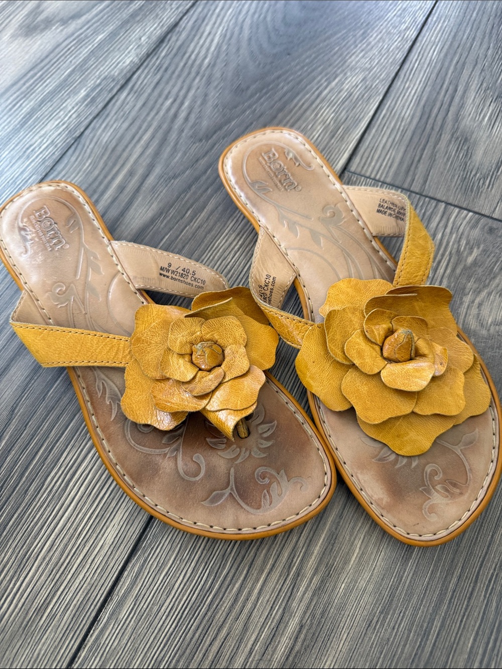 Born Leather Floral Sandals Women’s 9 Mustard Yellow 3D Flower Boho Thong - Picture 3 of 7